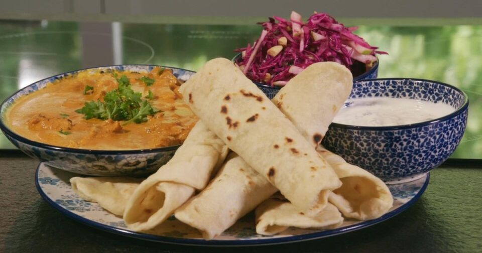 Tofu curry with chapati flatbread & red cabbage salad